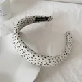 Detail van Koreaanse stijl gaas hoofdband met zwart bloemmotief en handgemaakt label - Haarband / 3 cm Breedte / Beige Bloemen