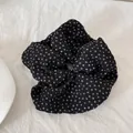 Elegante zwarte gaas scrunchie met witte stippen en geplooid stoffen ontwerp - Haarelastiek / L / Zwart Bloemen