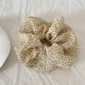 Elegante crèmekleurige gaas-scrunchie met paars bloemmotief en geplooide textuur - Haarelastiek / L / Geel Bloemen
