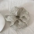 Elegante witte scrunchie met zwart bloemenpatroon en zachte, geplooide stofstructuur - Haarelastiek / L / Beige Bloemen