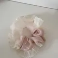 Gedetailleerd overzicht van oudroze en witte ruches scrunchie met hartjesstippen - Roze Hart Gaas Stijl