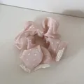 Gedetailleerd overzicht van roze satijnen scrunchie met hartjes en parelafwerking - Roze Hart Kunstparel Stijl