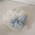 Detail von Organza und Herzmuster Stoff mit Spitzenkanten an diesem Haargummi Scrunchie - Blau Herz Gaze Stil