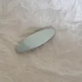Gros plan sur la texture du tissu bleu clair d'une pince à cheveux BB style coréen - Ovale / Bleu