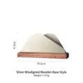 Minimalistischer Serviettenhalter in Silberbergform mit dunklem Holzsockel für Tische - Versetzter Stil / Holzfuß / Silber