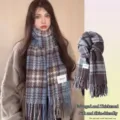 Bufanda de cuadros oversize gruesa y suave en azul y marrón para el calor invernal - Estilo de Gran Tamaño Grueso con Cuadros y Borlas / Azul
