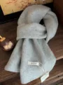 Detailansicht eines weichen, hellgrauen Strickschals aus 100% australischer Wolle - Mittellanger Stil / Hellgrau
