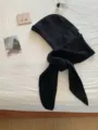 Dettaglio ravvicinato della trama a maglia intrecciata nera dello scialle passamontagna. - Nero