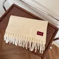 Gemütlicher cremefarbener Wollschal mit Fransen und rotem Markenanhänger für die Wintersaison - 190cm / Beige Aprikose