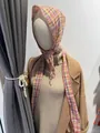 Foulard a triangolo in stile retrò francese con motivi a quadri rossi e gialli vivaci - Set di 2 / quadri rossi