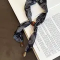 Detailansicht einer Vintage-Seidenschal-Halskette mit Paisley-Muster und Bernsteinperlen - 64cm / Schwarz Vintage Paisley