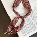 Nahaufnahme einer Vintage Paisley Seidenschalkette mit Bernsteinperlen - 64cm / Kaffee Orange Paisley
