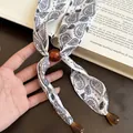 Detailansicht der Vintage-Seidenschal-Halskette mit Paisley-Muster und Bernsteinperlen - 64cm / Weiß Paisley