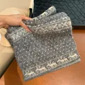 Sciarpa in maglia grigio e bianco con motivo renna per calore e stile invernale. - Grigio