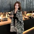 Elegante geruite sjaal poncho met kwastjes voor dames, ideaal voor de herfst-winter. - Cameliaruit