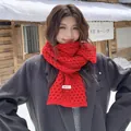 Primer plano de una bufanda de punto roja para mujer en un paisaje invernal nevado - 160*18cm / Rojo Navidad