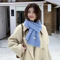 Detalle de bufanda de punto azul suave con patrón de gofres en una modelo femenina en la nieve - 160*18cm / Azul claro