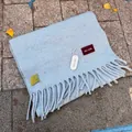 Dicker hellblauer Schal aus Wollmischung mit Fransen für Damen im warmen Winterstil - 190cm / Hellgraublau