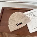 Detaillierte Nahaufnahme einer beige gestrickten Wintermütze mit Journey FORWARD Stickerei - Einheitsgröße / Graues Khaki