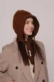 Dettaglio di un passamontagna in maglia marrone indossato da una modella per l'inverno - Taglia unica / Color caffè