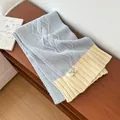 Écharpe chaude en tricot torsadé bleu et crème avec des finitions côtelées élégantes - 170*25cm / Bleu clair