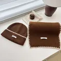 Set caldo berretto e sciarpa in maglia marrone con eleganti bordi bianchi cuciti. - Set da 2 pezzi cappello e sciarpa / Marrone