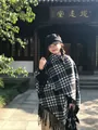 Elegante zwart-wit geruite sjaal poncho met kwastjes voor dames reizen - Geruite sjaal / Zwart-wit geruit