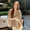 Elegante gebreide sjaal-poncho in aardetinten met franjes voor dames kleding - Kleurblok Sjaal / Koffie Met Melk Kleurblok