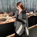 Elegante grijs en zwarte dames poncho sjaal met kwastjes voor herfst en winter mode - Zwart Grijs Patchwork