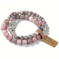 Détail macro de l'ensemble de trois bracelets en perles de pierre rose avec étiquette - 8mm / Tacheté Rose et Gris (AL0472-8)