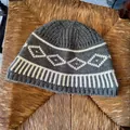 Dettaglio di un berretto in maglia grigio con motivi Fair Isle a rombi bianchi. - Taglia unica / Grigio