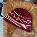 Primo piano del berretto in maglia Fair Isle bordeaux con motivo a rombi bianchi - Taglia unica / Rosso Ciliegia