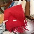 Detalle de una bufanda cálida de mezcla de lana con flecos, textura suave y colores vivos. - 200cm / Rojo Atmosférico
