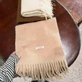 Vista detallada de una bufanda de invierno de mezcla de lana con flecos largos en tonos beige. - 200cm / Khaki Camello