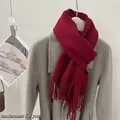 Écharpe élégante en laine d'Australie 100 % rouge vin avec franges sur un manteau gris - Bordeaux / 185cm
