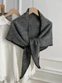 Elegante chal triangular de punto de lana gris con borde negro en contraste para mujer - 180cm / Gris