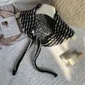 Elegante sciarpa triangolare in maglia a righe bianche e nere da donna per autunno - Nero