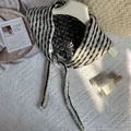 Sciarpa triangolare in maglia a righe bianche e nere per uno stile versatile - Bianco