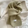Sciarpa invernale in maglia a coste verde oliva con etichetta su fondo di lana bianca - 160x20cm / Verde Chiaro