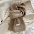 Sciarpa invernale classica in maglia beige con trama a coste ed etichetta di marca - 160x20cm / Cachi