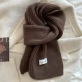 Sciarpa invernale calda in maglia a coste marrone con etichetta bianca minimale - 160x20cm / Caffè