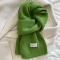 Morbida sciarpa invernale in maglia a coste verde con etichetta minimalista per uomo e donna - 160x20cm / Verde mela