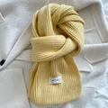 Morbida sciarpa invernale gialla in maglia a coste con elegante etichetta logo - 160x20cm / Giallo Formaggio