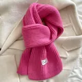 Sciarpa in maglia a coste rosa brillante su un cappotto bianco - 160x20cm / Rosa Lampone