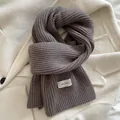 Sciarpa in maglia a coste grigio moka con etichetta ARCL'SEE su sfondo bianco - 160x20cm / Marrone