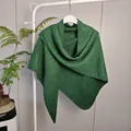 Detail van smaragdgroene gebreide sjaal van wolmix met kleurrijke pailletten op hanger - Tops / 175x75cm / Groen