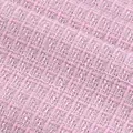Gros plan sur un tissu en tweed bouclé rose délicat avec des fils pailletés argentés brillants. - 浅粉色(810-9)