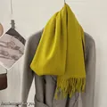Détail d'une écharpe 100 % laine jaune moutarde avec extrémités à franges - Jaune Moutarde / 185cm