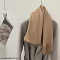 Détail d'une écharpe en pure laine de couleur chameau drapée sur un manteau d'hiver gris - Couleur Alpaga / 185cm