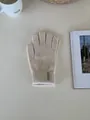 Weiche beige Strickhandschuhe aus Wollmischung mit minimalistischem Metall-Tag am Bund - Einheitsgröße / Gebrochenes Weiß